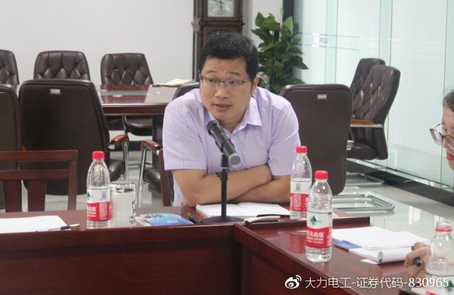 图为襄阳市人才超市主任张明峰正在解读襄阳市创业政策