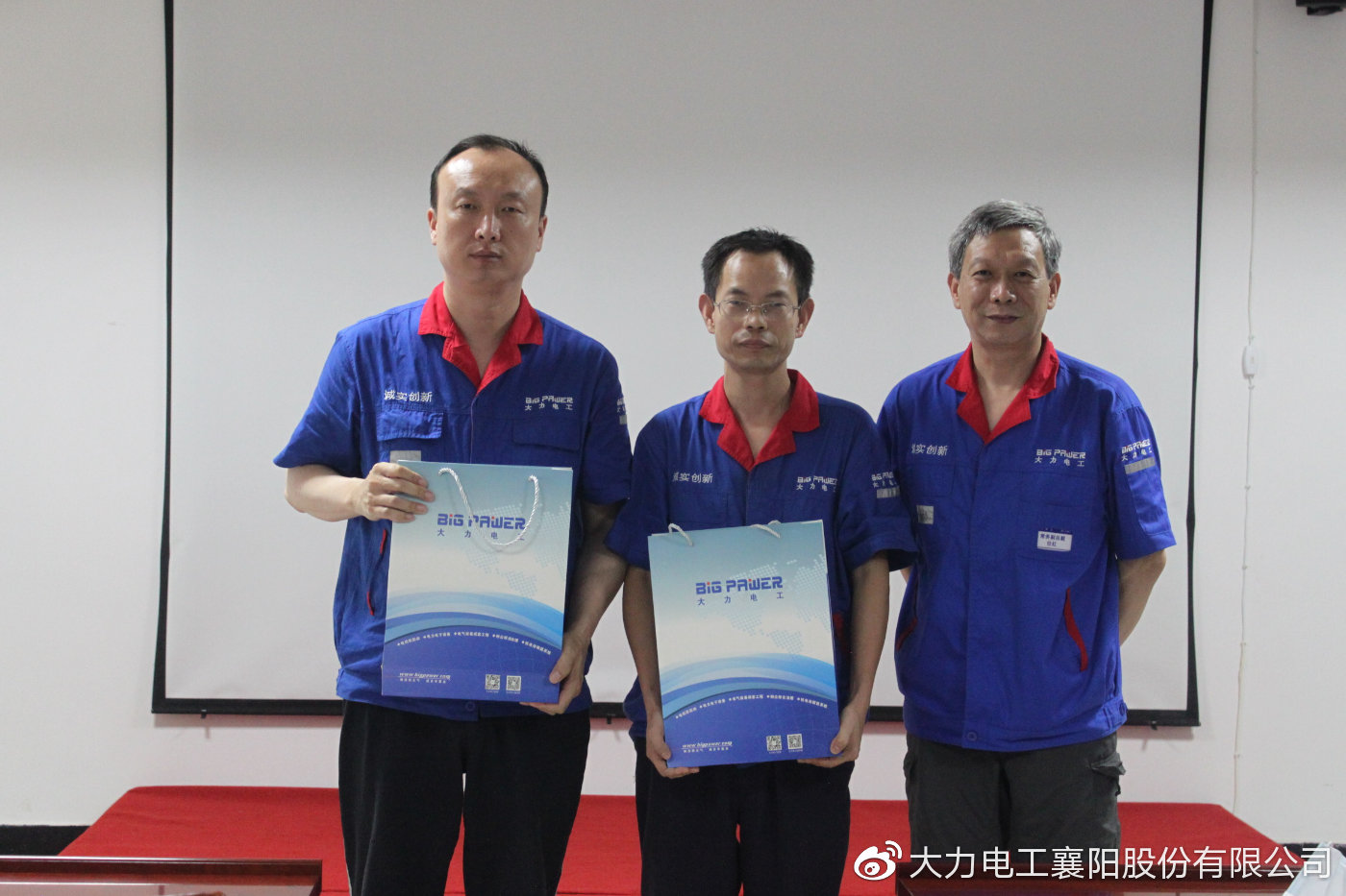 图为任总为质量中心协作人员颁发礼品并合影留念