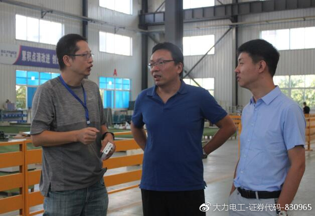 图为总师办杨总陪同审核认证专家前往生产车间现场审核